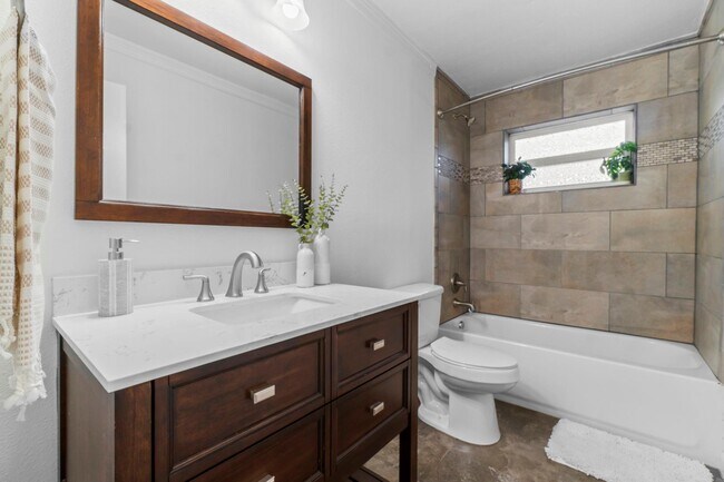 Building Photo - 3223 Kentwood Dr