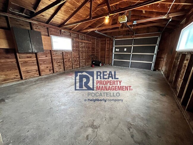 Building Photo - 4 bedroom 2 bath - 1 Car Detached Garage - Small dog negotiable