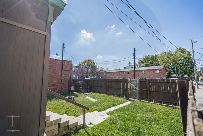 Building Photo - 2497 Summit St