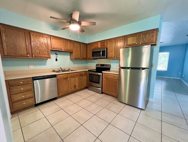 Building Photo - 2BR/1BA Flat Biking/Walking Distance to UF...