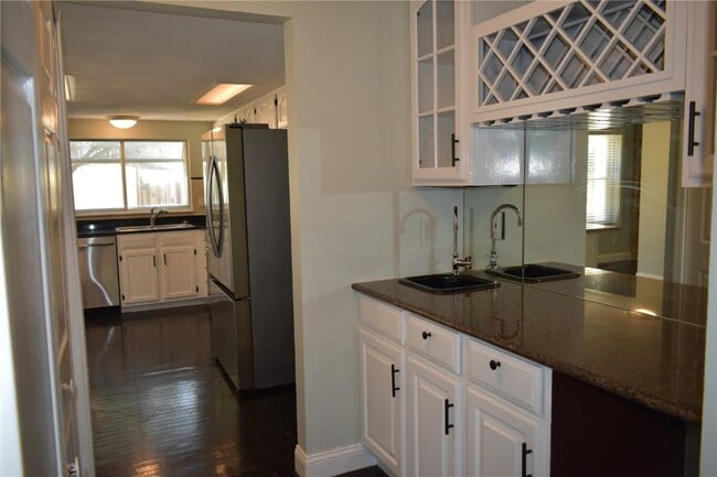 Building Photo - 16407 Westglen Farms Dr