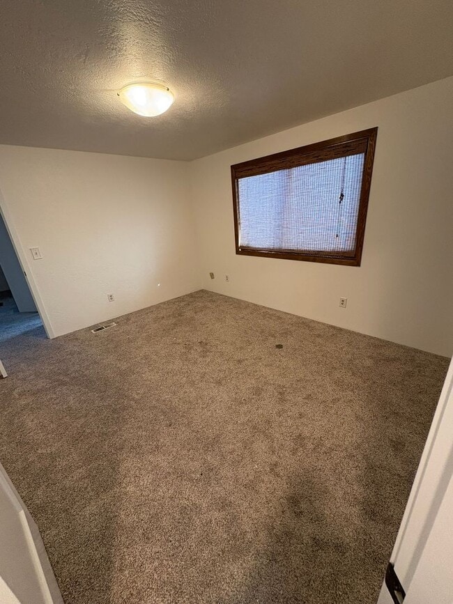 Building Photo - 4 Bed 2 Bath House Modern Comfort Meets En...