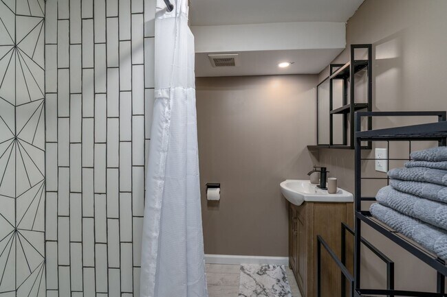 Building Photo - 1055 Parksley Ave