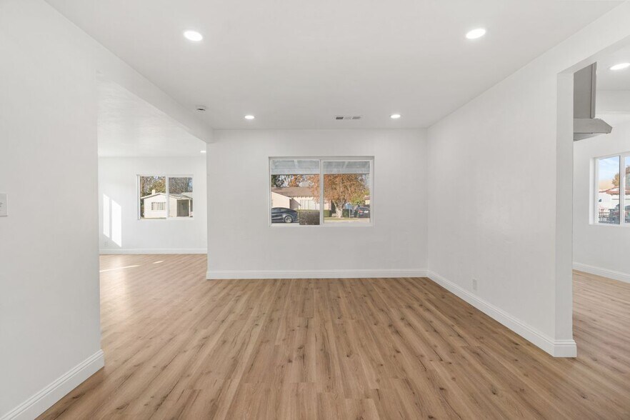 Building Photo - 301 10th St