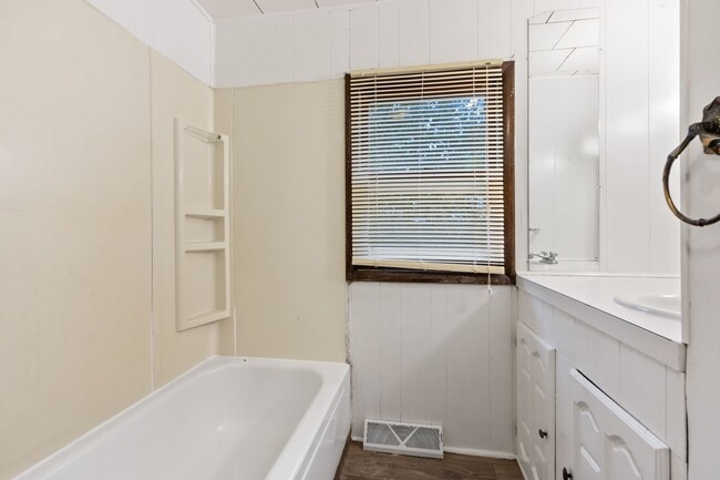 Building Photo - 2 Bedroom House