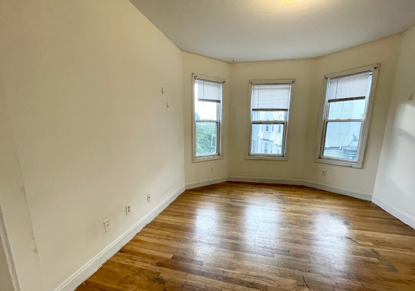 Building Photo - 733 Parker St