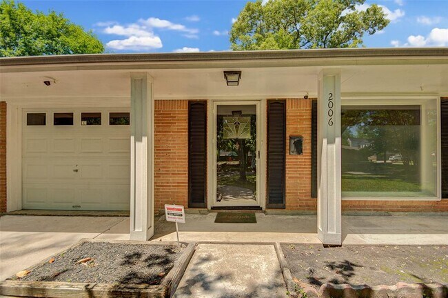 Building Photo - 2006 Gardenia Dr
