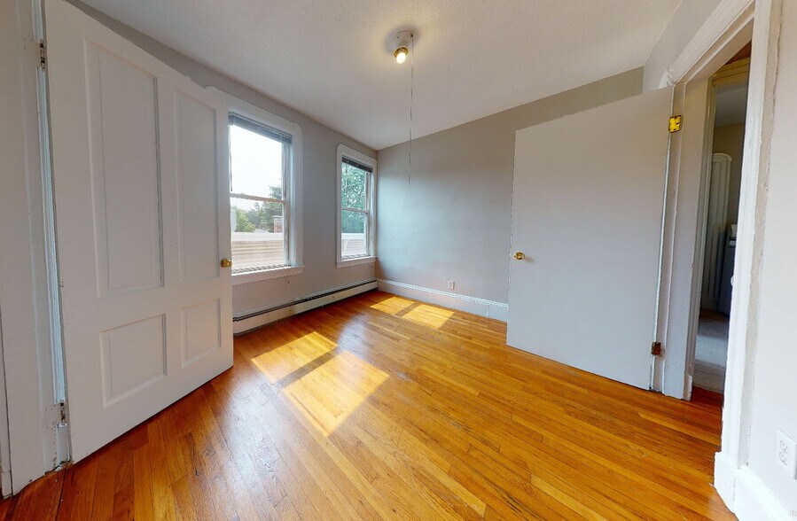 Building Photo - 568 Green St