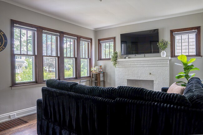 Building Photo - 2562 Torrey Ave