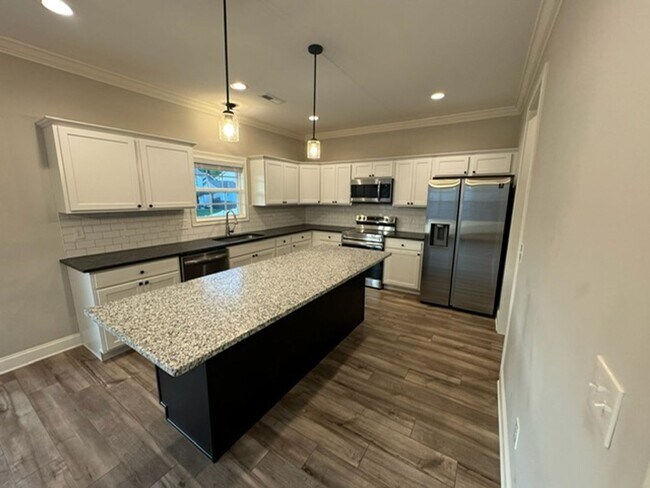 Building Photo - Knoxville 37920 - **COMING AVAILABLE August 1st** Beautiful single family home located in South K...