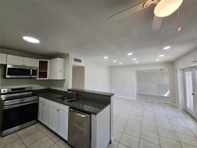 Building Photo - 125 Poinsettia Cir NE