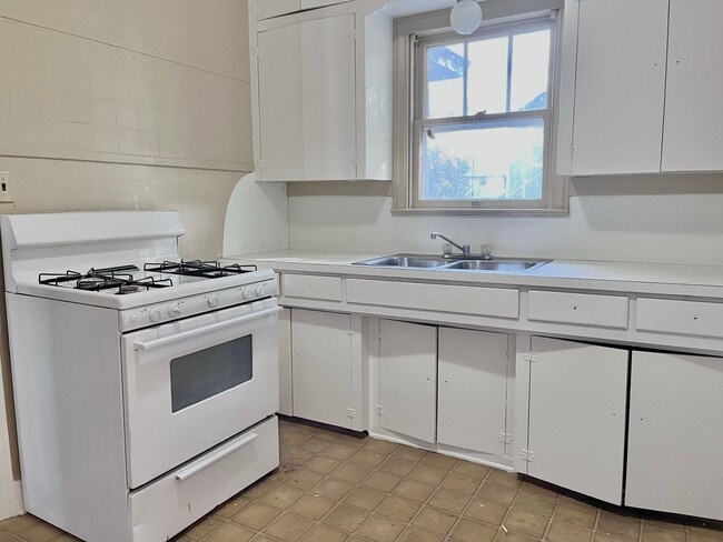 Building Photo - 1508 5th St