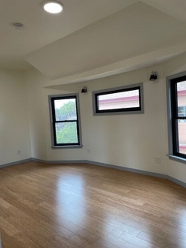 Building Photo - Please call Shami at (415) 225-2543 to sch...