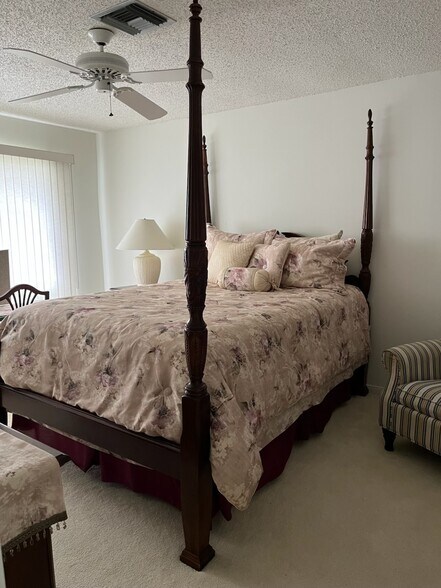 Building Photo - 372 Palm Dr