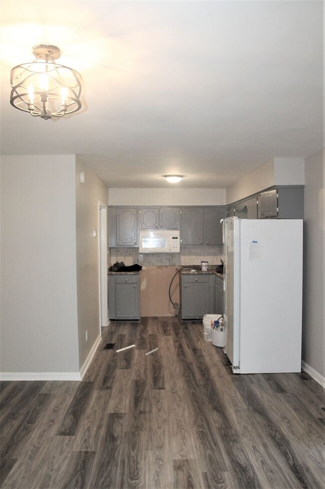 Building Photo - 3 Bed w/ Bonus Room Off of Piney Green
