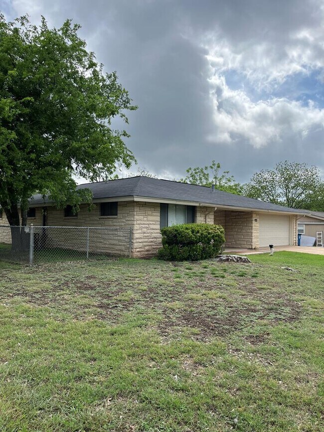 Building Photo - 612 Bluebonnet Dr