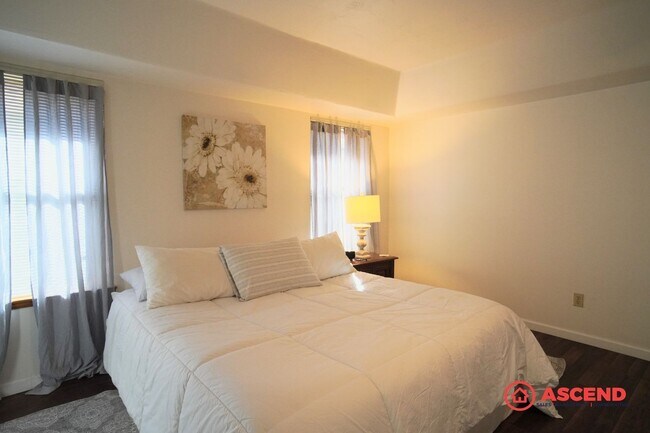 Building Photo - FULLY FURNISHED, Beautiful Home Located In...