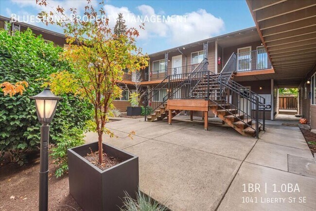 Building Photo - 1041 Liberty St SE