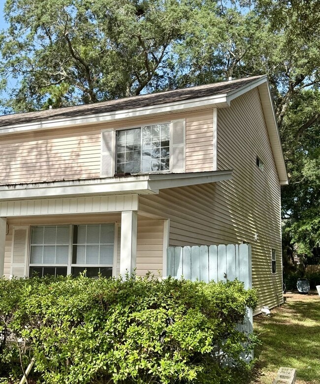 Building Photo - New Listing!