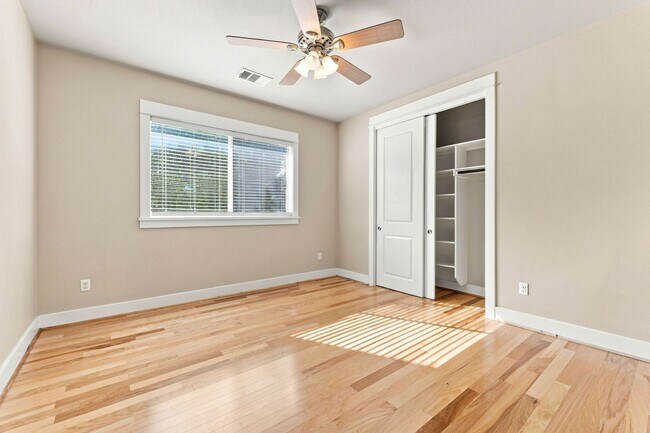 Building Photo - 401 Zennia St