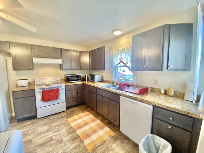 Building Photo - 1025 Cherry St