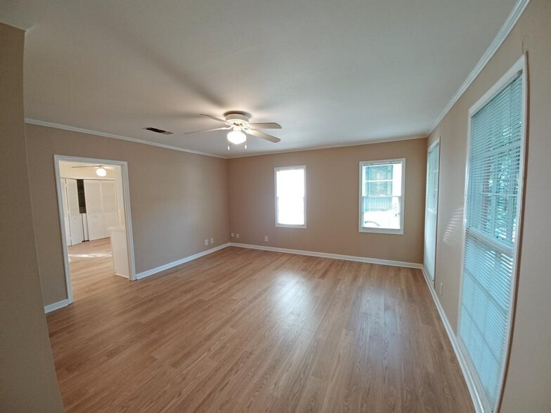 Building Photo - 608 Pressler St