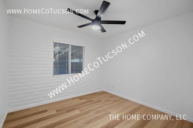 Building Photo - 7461 E Victoria Dr