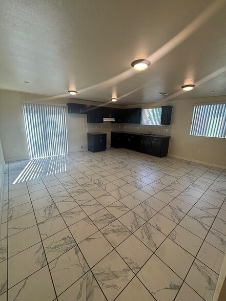 Building Photo - 630 1/2 W 79th St