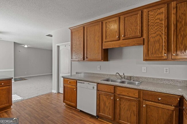 Building Photo - 935 City Park Dr