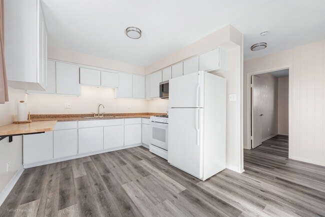 Building Photo - 1703 Pinewood Ln