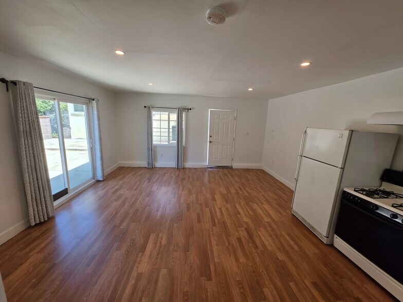 Building Photo - 10533 Nassau Ave