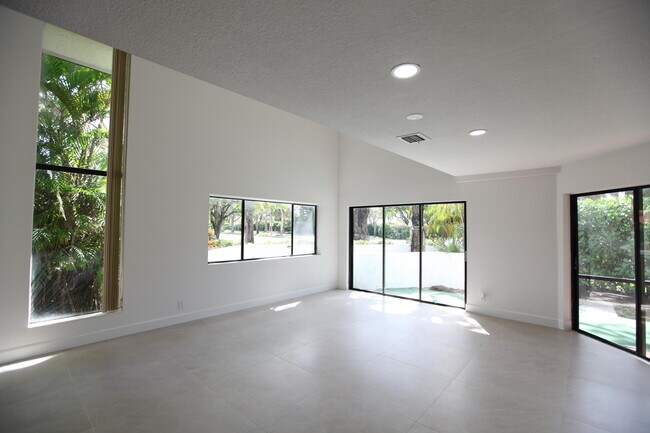 Building Photo - 1619 Cypress Pointe Dr