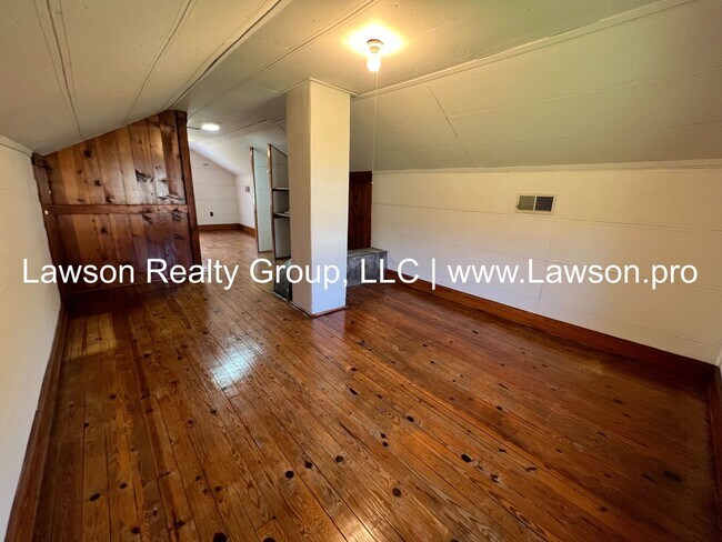 Building Photo - Quaint Two Bedroom Home By Christmas Tree Farm