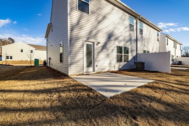 Building Photo - 3 Bedroom paired home with 2 car garage mi...