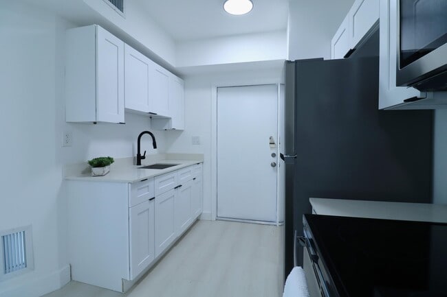 Building Photo - 1814 NW 2nd Ct