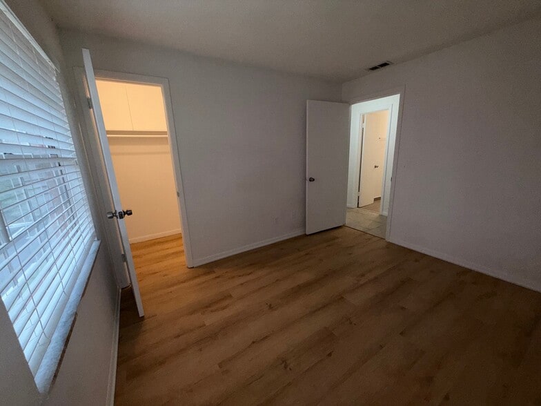 Building Photo - 1667 Weston Oaks Dr