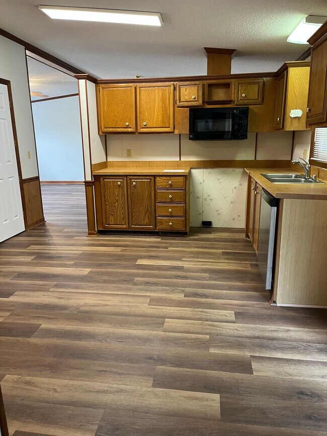 Building Photo - Amazing Gem in Lexington -  Lexington- Please call the Lexington Office to schedule tours: 803-35...