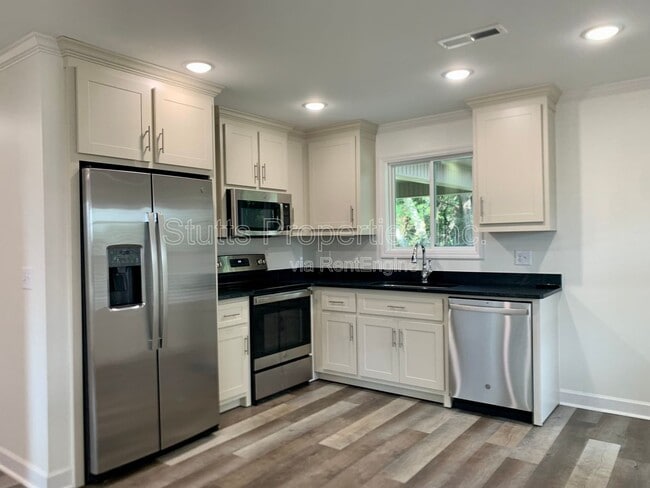 Building Photo - 711 Hill Ave