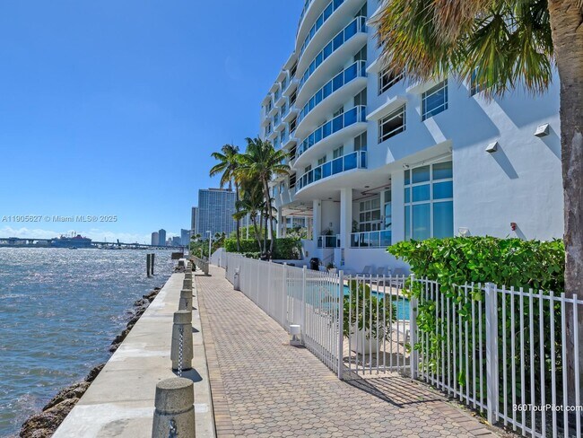 Building Photo - 725 NE 22nd St