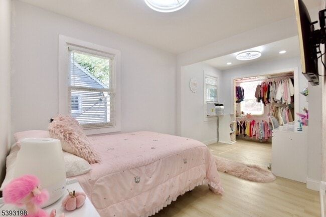 Building Photo - 327 Roosevelt Ln