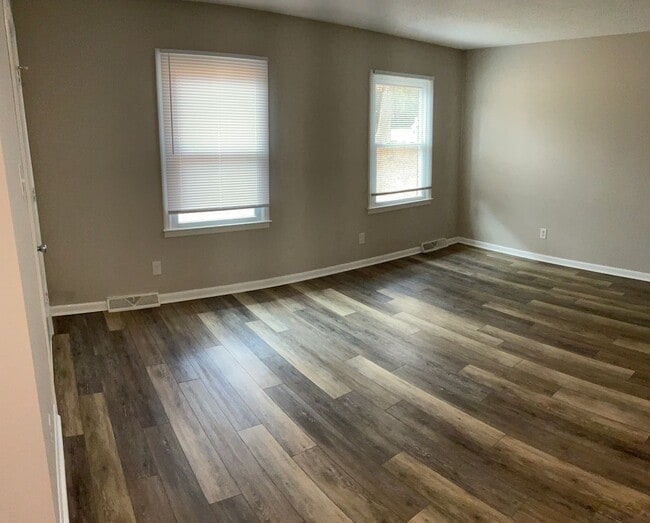 Building Photo - Brick Duplex in Prime Location