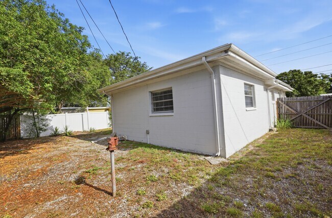 Building Photo - 10568 117 Dr N