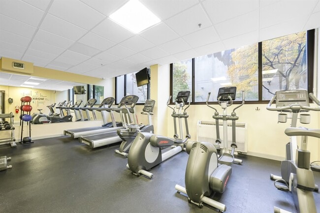 Building Photo - 45 River Dr S