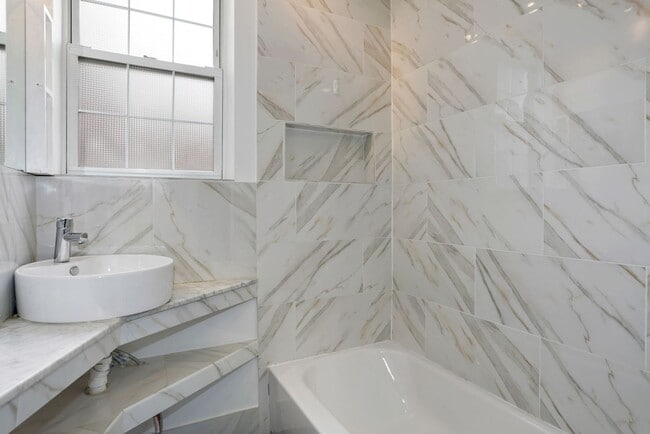 Building Photo - Available Now! 4 Bedroom  3.5  Bathroom Townhouse //Woodley Park// Garage, Driveway & 3 Levels of...