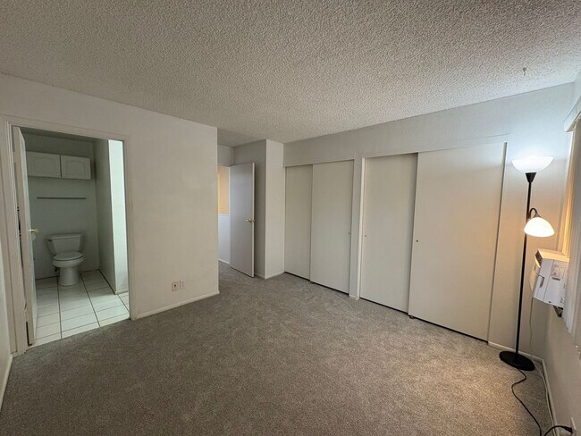 Building Photo - Pet friendly! 2 bedrooms, 1.5 bath, 1 park...
