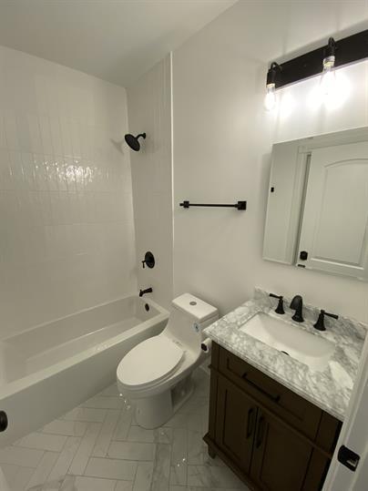 Building Photo - "Chic Urban Living: Cozy 1-Bedroom Gem in the Heart of Chicago's Vibrant Hoyne Avenue!"