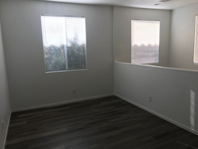 Building Photo - 3 bed/3 bath with Loft  2-story home 89115
