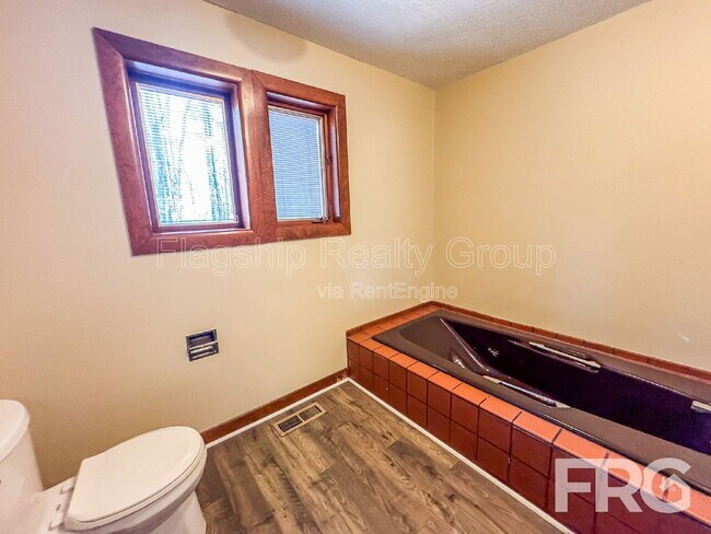 Building Photo - 1228 Forest Acres Dr