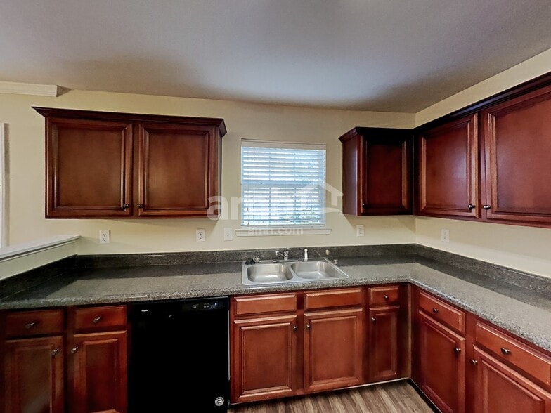 Building Photo - 119 Hidden Creek Dr