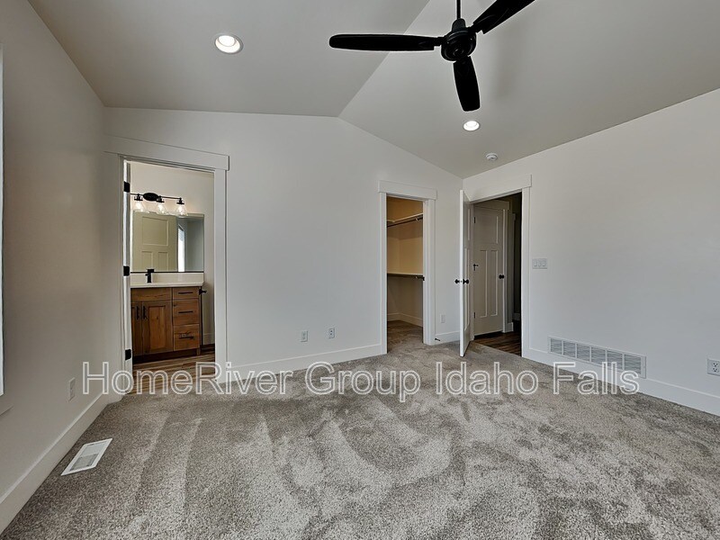 Building Photo - 3924 Ventura Ave